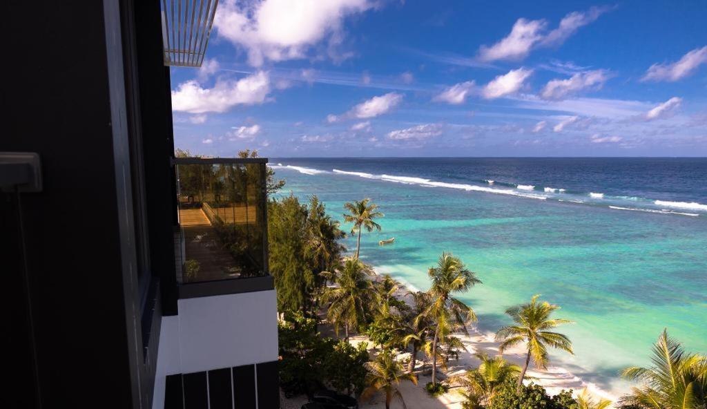 Beach Albatross Hotel & Residence Hulhumale Esterno foto